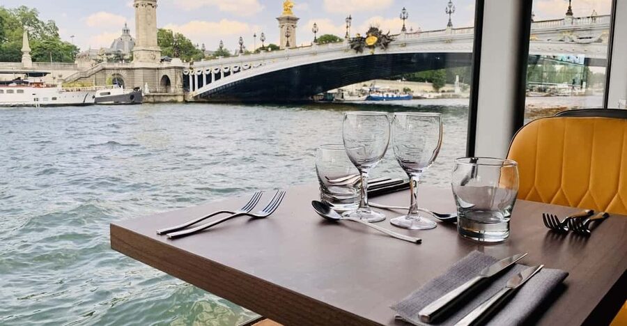 Paris: River Seine Cruise with 3-Course Lunch - Boarding at Port des Invalides and Alexandre III Bridge