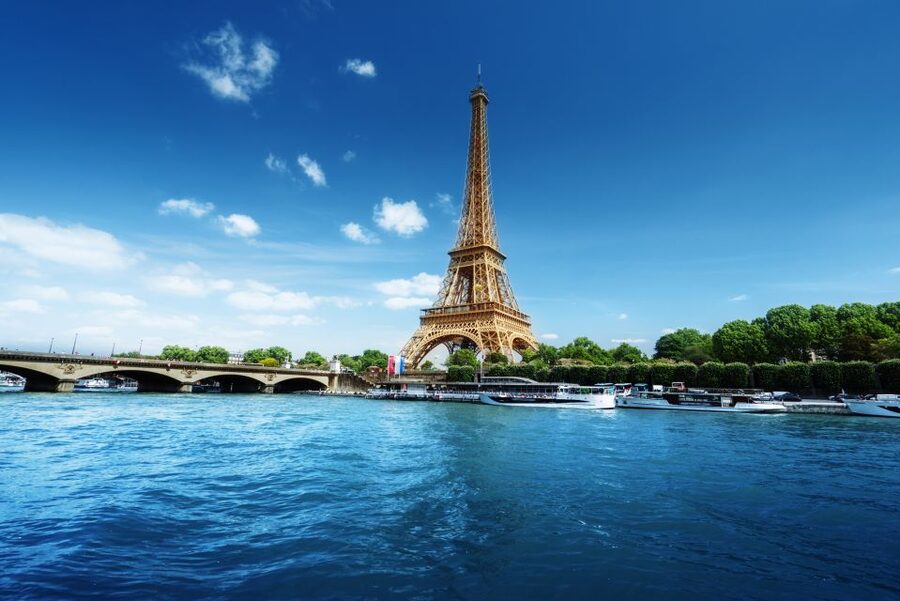 Paris: Romantic Cruise with 3-course Dinner on Seine River - The dinner flow: how the 3-course meal fits the sightseeing