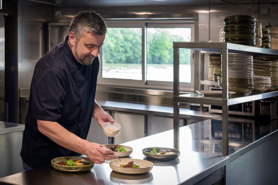 Paris: Romantic Cruise with 3-course Dinner on Seine River - Route spotlight: from Île aux Cygnes to the Eiffel Tower sparkle