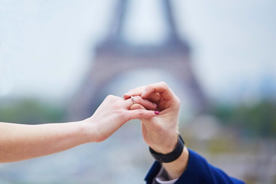 Paris: Romantic Photoshoot for Couples - Who should book this Eiffel Tower couple photoshoot