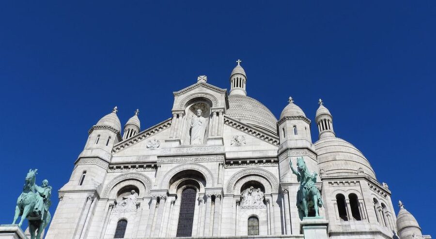 Paris: Sacré-Coeur and Montmartre Tour with Expert Guide - Portuguese guide, dress rules, and a few logistics that matter