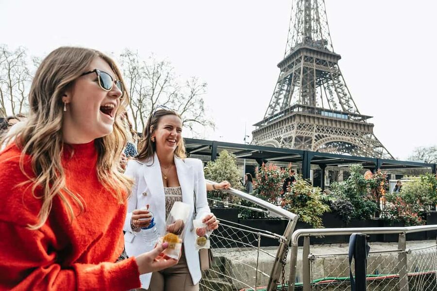 Paris: Seine Cruise and Macaron Tasting by the Eiffel Tower - Seating Tips That Actually Matter for Your Views