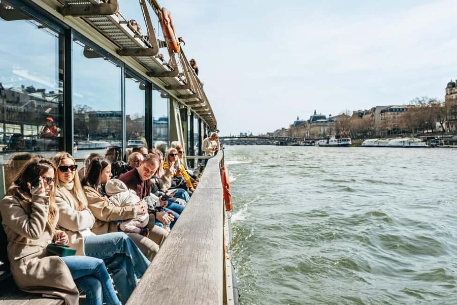 Paris: Seine Cruise and Macaron Tasting by the Eiffel Tower - The Seine Cruise Part: Port de la Bourdonnais and Pier 3