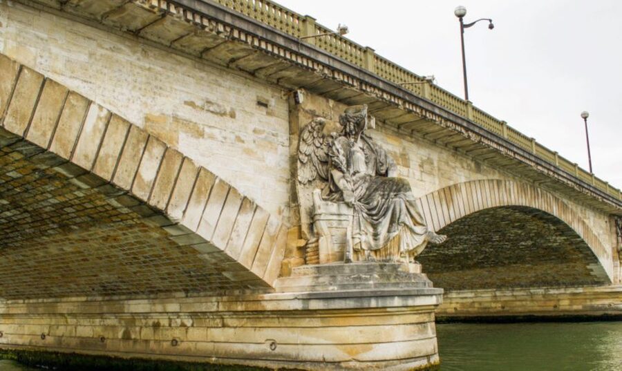 Paris: Seine Cruise with Snack/Optional Eiffel Tower Ticket - What your smooth hour on the Seine can look like in practice