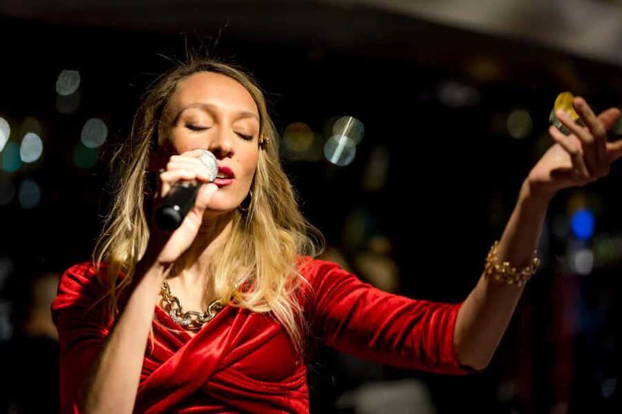 Paris: Seine River Champagne Dinner Cruise with Live Music - The Seine Route: What You See From Pont des Arts to Eiffel Tower