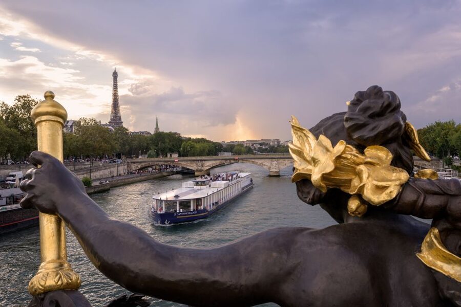 Paris: Seine River Cruise & Brunch - Inside the Boat: Air-Conditioned Lounge, Upper Deck Views, and Non-Smoking Rules