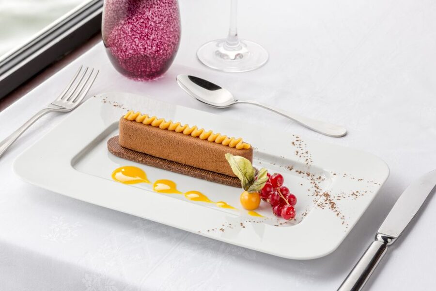 Paris: Seine River Cruise with 3-Course Dinner & Live Music - Why this Seine night cruise feels different from the usual boat ride