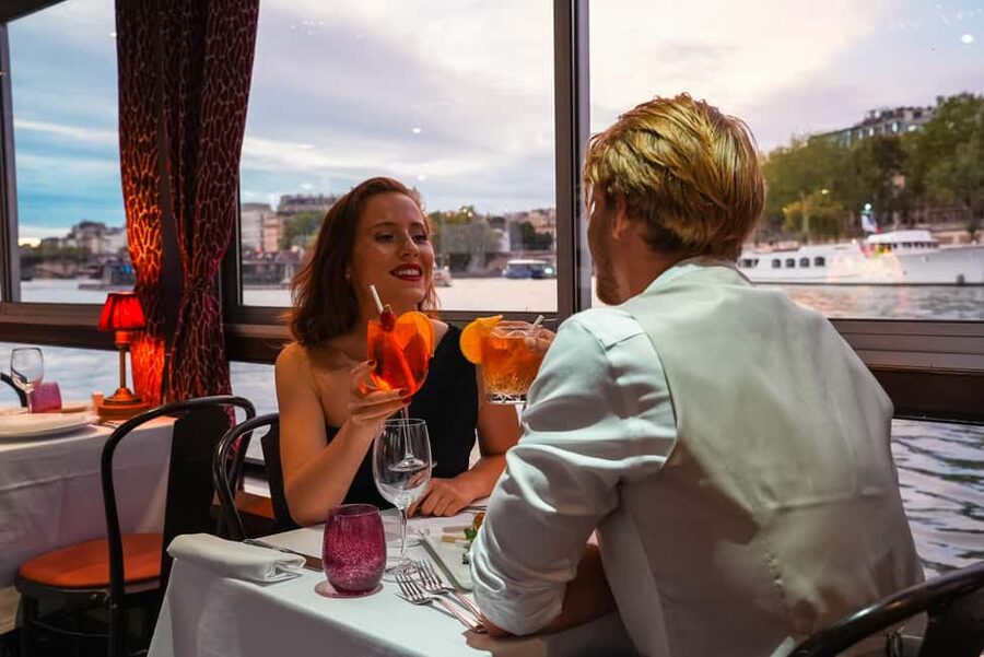 Paris: Seine River Cruise with 3-Course Dinner & Live Music - The cruise route, explained like a friend: Louvre to Notre-Dame to the Eiffel Tower