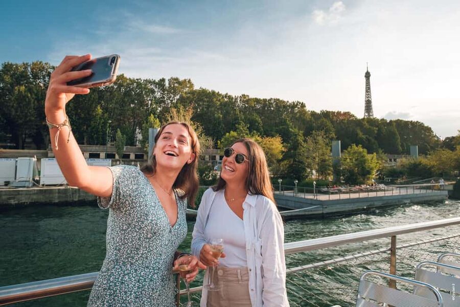 Paris: Seine River Cruise with Champagne from Eiffel Tower - Meeting at Vedettes de Paris: how to find the right dock fast