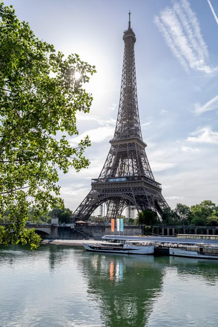 Paris: Seine River Cruise with Champagne from Eiffel Tower - Île de la Cité and Notre Dame: the stop that feels most meaningful