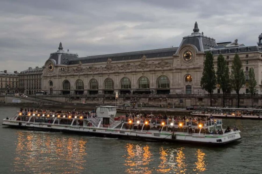 Paris: Seine River Cruise with Meringue or Hot Chocolate - Two Stops in Paris: Pier Number 3 and MAKDAMIA
