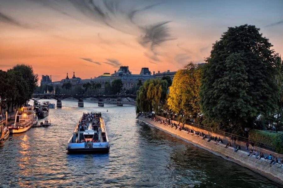 Paris: Seine River Cruise with Meringue or Hot Chocolate - What the 1-Hour Ride Shows You: Eiffel Tower, Notre-Dame, and the Louvre