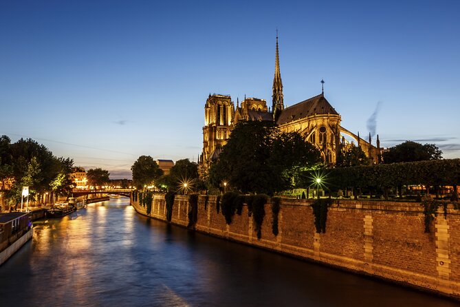 Paris Seine River Dinner Cruise with Champagne and Window Seating - No narration, but great landmark visibility