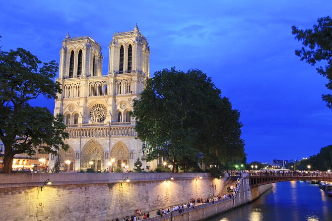 Paris Seine River Dinner Cruise with Champagne and Window Seating - Where the cruise timing really matters: early vs late seating