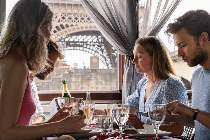 Paris Seine River Gourmet Lunch Cruise with Champagne Option - Service and Timing: How the Meal Fits the Sights