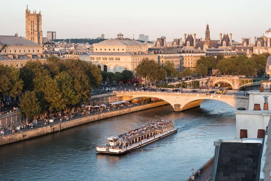 Paris: Seine River Sightseeing Cruise by Bateaux Mouches - The phone audioguide: great idea, but plan for real-world sound