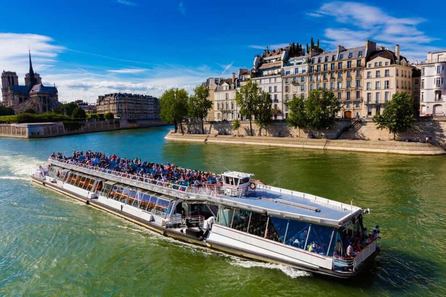 Paris: Seine River Sightseeing Cruise by Bateaux Mouches - The Sparkling cruise option: champagne as a planned upgrade