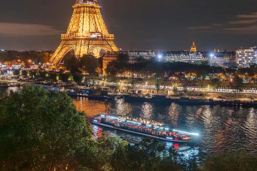 Paris: Seine River Sightseeing Cruise by Bateaux Mouches - Electric boats and what that means for the experience