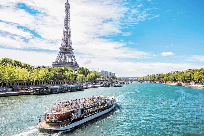 Paris Seine River Sightseeing Cruise with options - Riding Bateaux Parisiens: What the 60-Minute Experience Feels Like