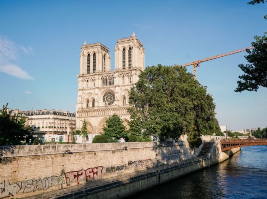 Paris Semi Private Walking Tour: Louvre, Eiffel Tower & Boat - Sacré-Cœur and Place du Tertre: what you should look for