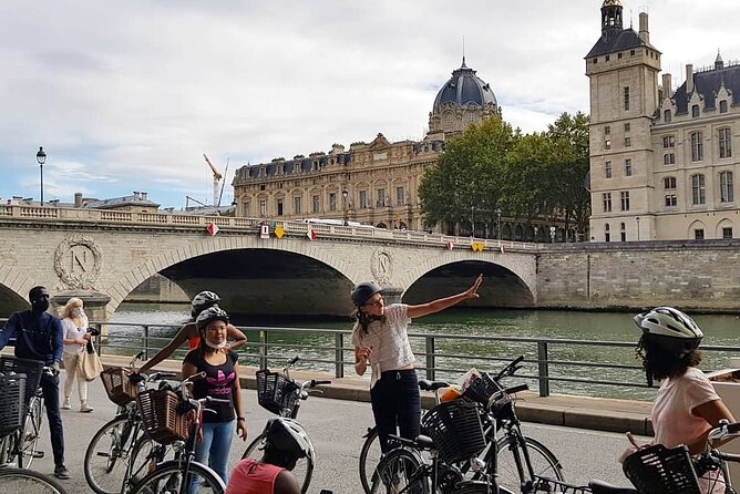 Paris Small Group Guided Bike Tour of Must-See Sights - Louvre Museum Stop Without the Museum-Day Pressure
