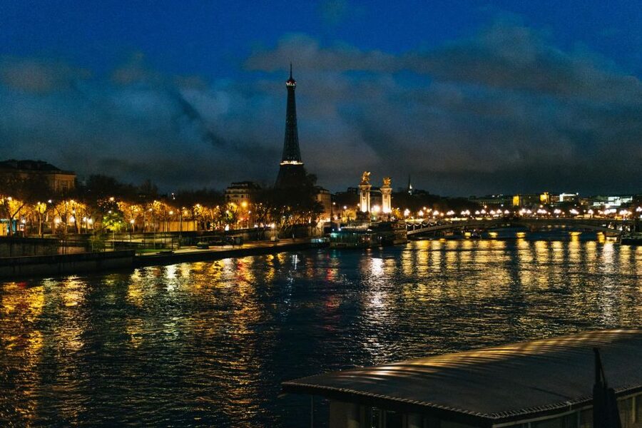 Paris: Sunrise Running and Sightseeing Group Tour - Sainte-Chapelle and Pont Neuf: the river route starts feeling magical