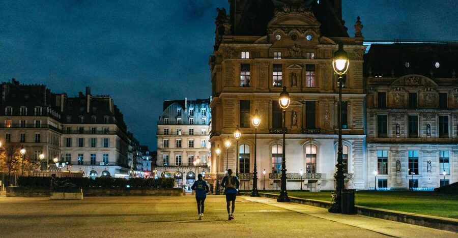 Paris: Sunrise Running and Sightseeing Group Tour - Pont des Arts, the Louvre area, and Tuileries without the full crowd
