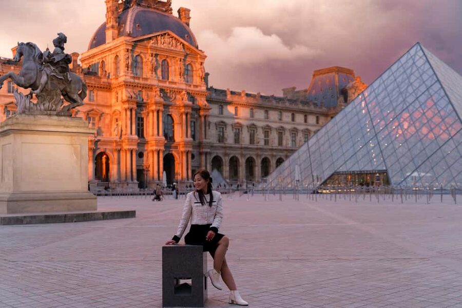 Paris:sunset photoshoot in ❤️️ of Paris- Louvre Orsay Eiffel - The 30-minute option: add time for Louvre Pyramid or Jardin Tuileries