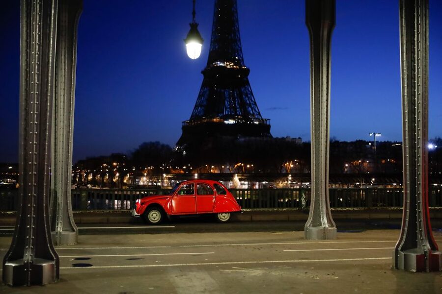 Paris :Tour 2CV Paris Secret - Why a classic 2CV from Montmartre works so well