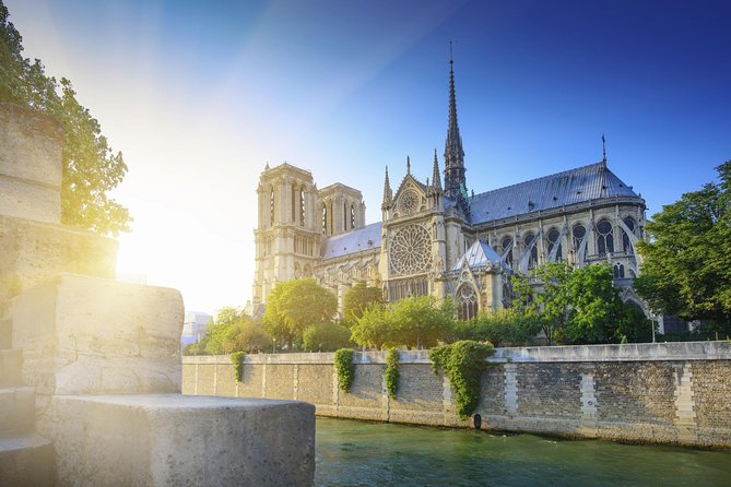 Paris Tour with Lunch at the Eiffel Tower and Seine River Cruise - The Seine Cruise: 1 Hour, 14 Languages, and the Eiffel Tower Finish
