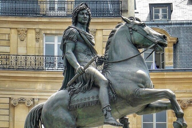 Paris Walking Tour , Historical Sites . - Place des Vosges: Symmetry, Art, and Victor Hugo’s Shadow