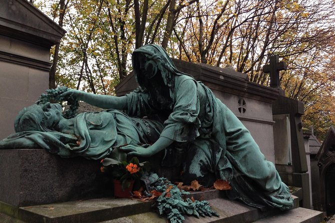 Pere Lachaise Cemetery Paris - Exclusive Guided Walking Tour - Guides who turn the cemetery into a story you can follow