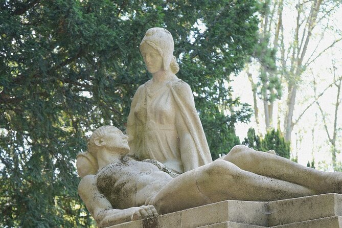 Père Lachaise Cemetery Tour, Tales from the Graves and Crepes - First impressions at Père Lachaise, and why a guide matters