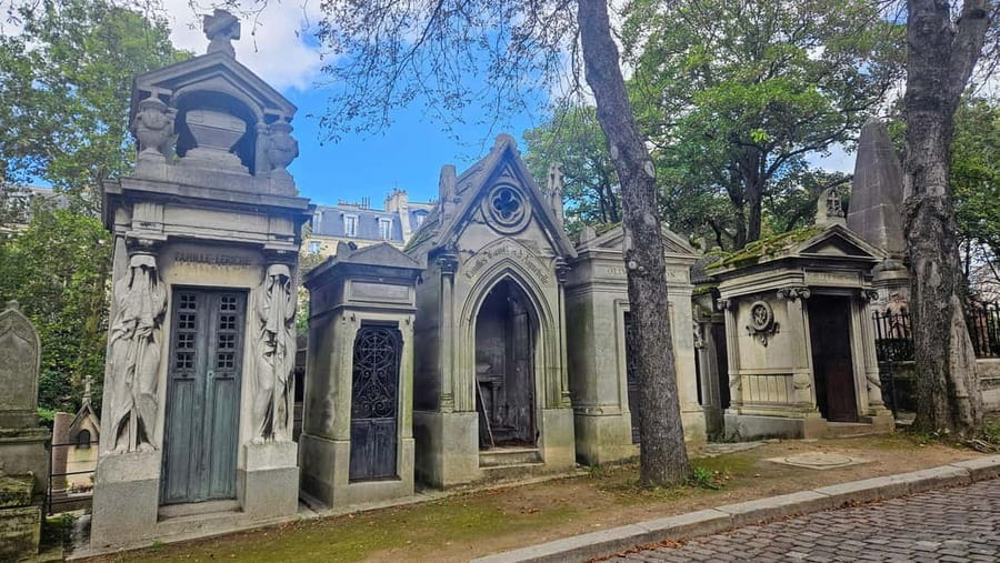 Père Lachaise Cemetery Tour, Tales from the Graves & Crepes - Getting oriented at Alexandre Dumas Metro before you enter