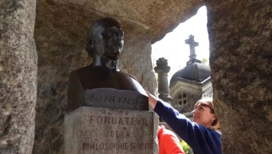 Père-Lachaise : histoires et mystères contés par un comédien - Mysteries older than 200 years, and what stories change