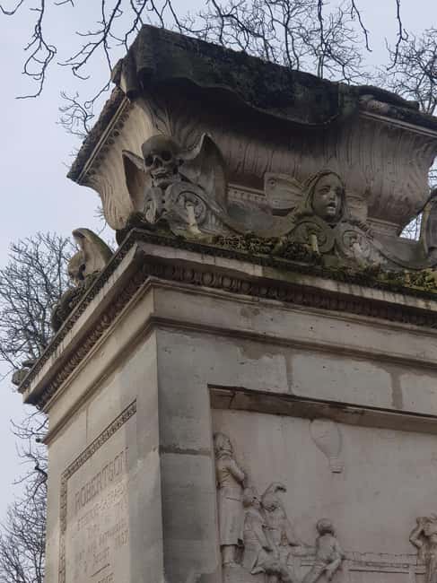 Père-Lachaise : histoires et mystères contés par un comédien - English and French delivery, and how to get the best listening time