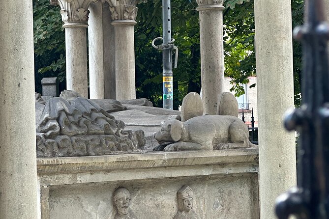 Père Lachaise's Cemetery Celebrities and Ghosts Mystery Tour - Père Lachaise in 2.5 Hours: What This Tour Really Gives You