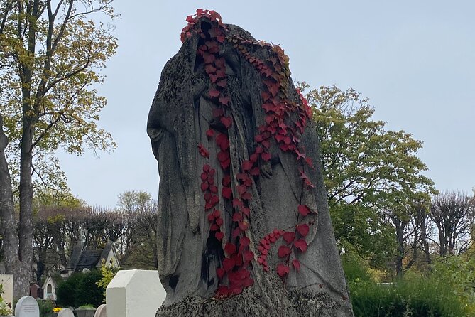 Père Lachaise's Cemetery Celebrities and Ghosts Mystery Tour - The Walk Itself: How the Route Shapes the Experience
