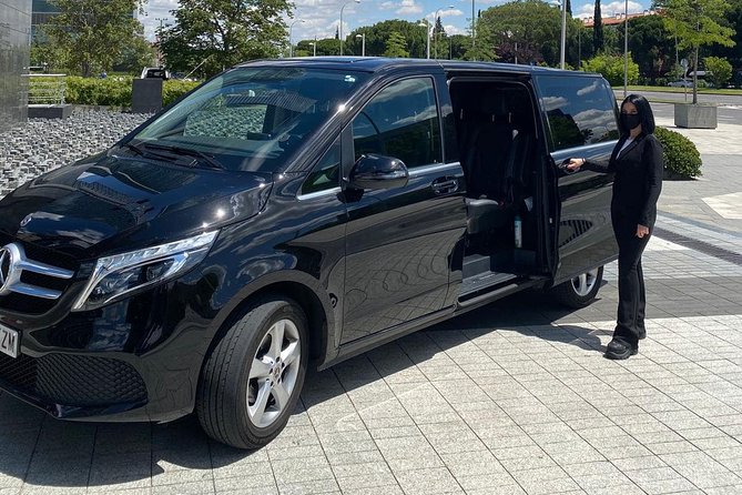 Private 4-hour city tour of Paris with driver and official guide - Montmartre and Moulin Rouge area, the Paris you can feel on your feet