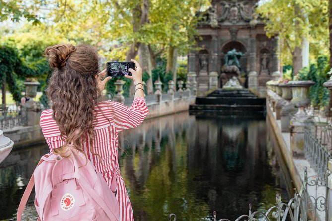 Private City Kickstart Tour: Paris - Pont des Arts, Walking Past the Louvre, and Ending at Place du Carrousel