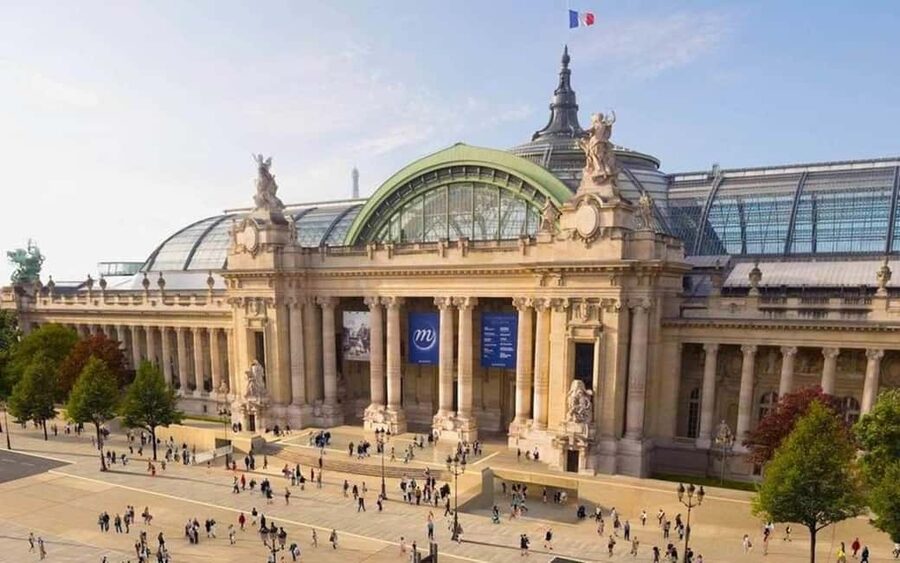 Private & Customizable Paris Tour: Eiffel, Louvre & More - Montmartre and Sacré-Cœur, plus Moulin Rouge for the iconic street view
