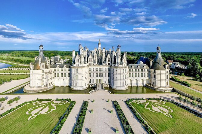 Private Day Trip to the Châteaux DE la Loire - Blois stop: A quick reset with a lunch plan