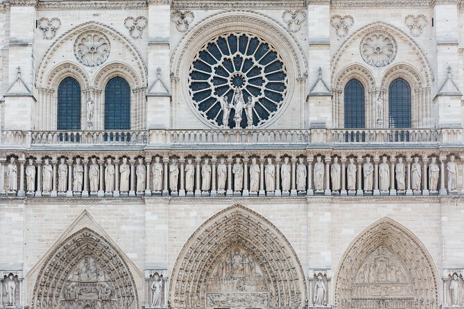 Private Historical Tour of Notre Dame - Rue du Cloître Notre-Dame: side views that teach you the building