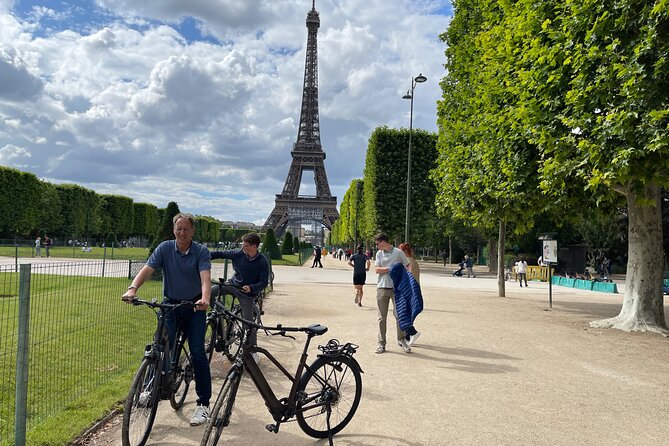 Private Paris E-bike city highlights tour - Louvre area on a short stop: why you might not miss it