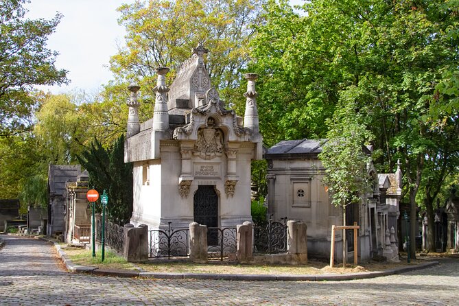 Private Père Lachaise Cemetery Walking Tour - Stop One: Père-Lachaise Cemetery and the Love-and-Death Thread