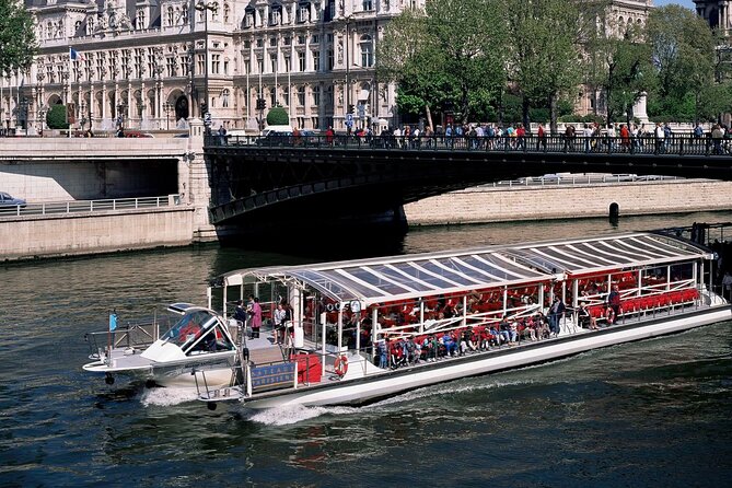 Seine River Cruise with Commentary 1 Hour - The commentary setup: helpful context, but it is not the same as a live guide