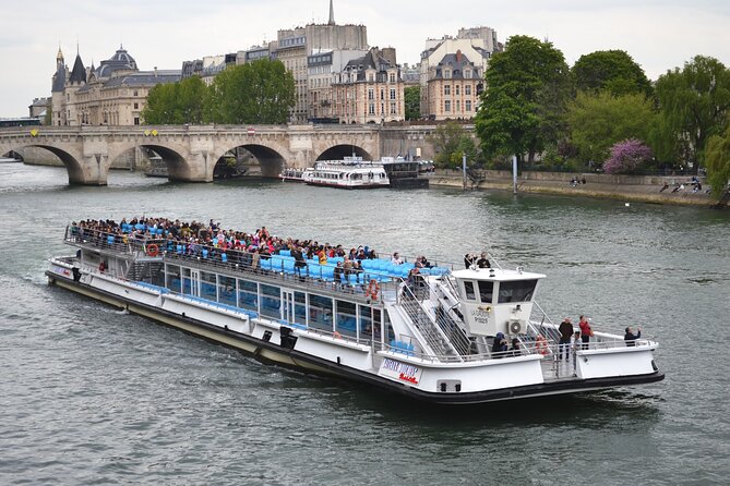Seine River Cruise with Commentary 1 Hour - Timing it right: when to choose day vs night for the best photos
