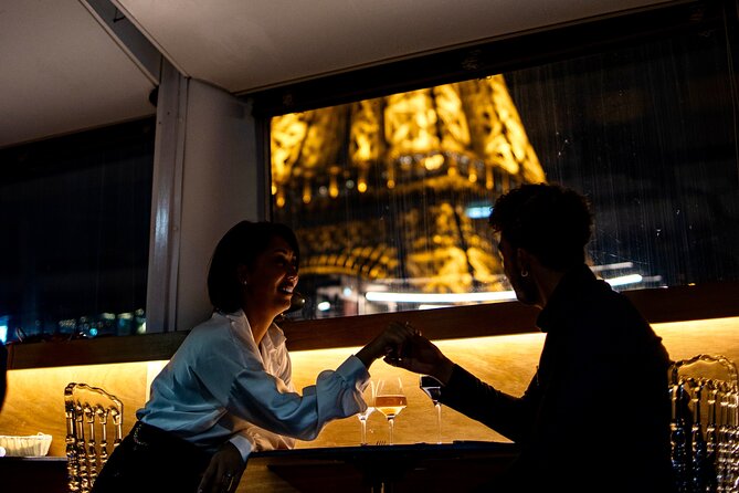 Seine River Dinner Cruise with Rooftop and Live Singer - The live singer and rooftop deck: how the vibe works