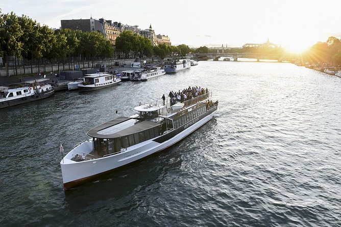 Seine River Guided Cruise by Vedettes de Paris - Port de Suffren start: getting on the boat without fuss