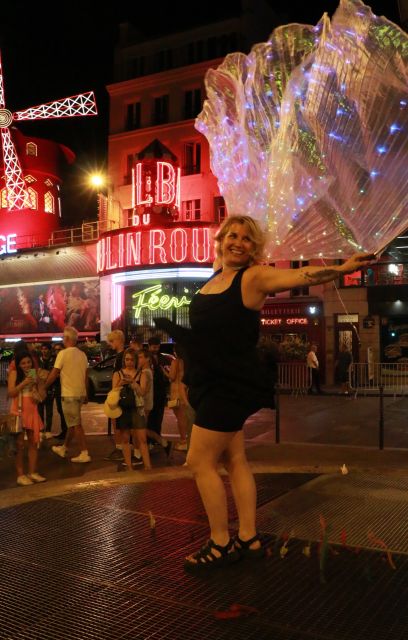 Singing Montmartre by night with a Diva - Place du Tertre: where the show begins with real street-art spirit